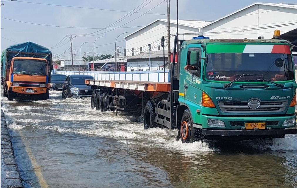 SULIT KERING: Banjir rob menggenangi Jalan Raya Pantura Sayung, Demak. Kemacetan panjang menjadi pemandangan rutin saat terjadi banjir rob.