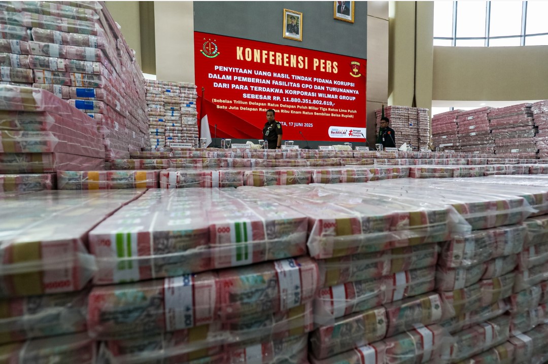 Barang bukti uang sitaan kasus korupsi ekspor CPO Rp 11,8 triliun saat diekspose di Gedung Bundar Jampidus Kejagung, Jakarta, Selasa (17/6). SALMAN TOYIBI/JAWA POS&nbsp;