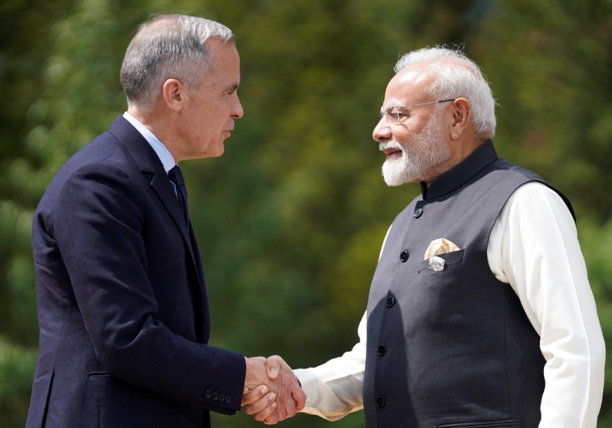 TEGAS: Perdana Menteri India Narendra Modi (kanan) bersalaman dengan Perdana Menteri Kanada Mark Carney dalam sesi foto selama KTT G7 di Pomeroy Kananaskis Mountain Lodge di Kananaskis, Alberta.