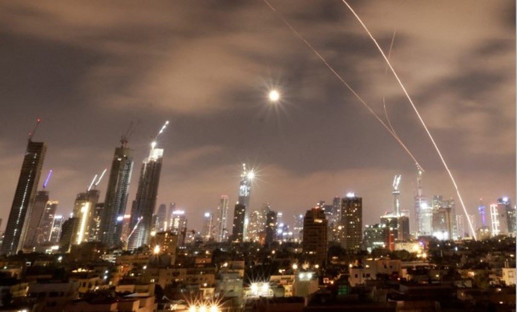 RUDAL IRAN: Sistem pertahanan udara Israel diaktifkan untuk mencegat rudal Iran di atas kota Tel Aviv, Israel, Rabu (18/6) dini hari. Meski masih bergejolak, pemerintah belum evakuasi WNI.