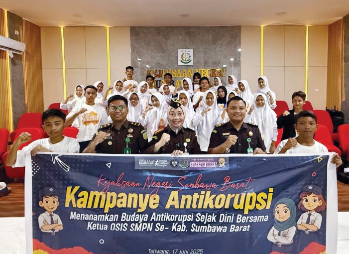 KAMPANYE: Kajari Sumbawa Barat Titin Herawati Utara (tengah) saat kampanye antikorupsi bersama puluhan ketua OSIS SMP se-KSB, Rabu (18/6).