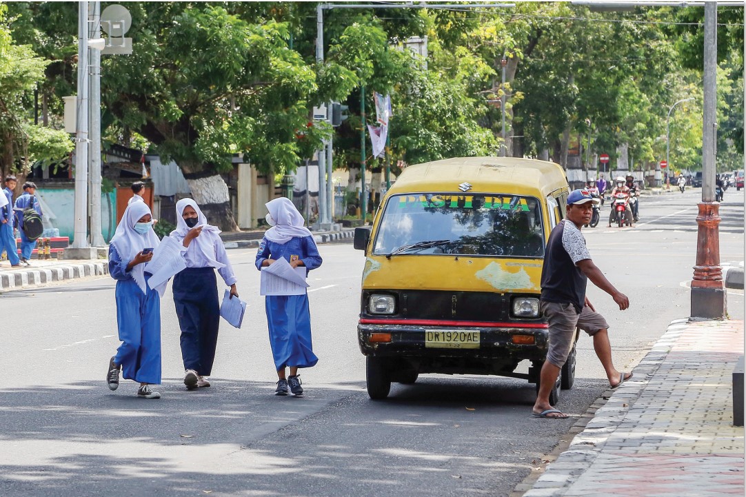 DAFTAR SEKOLAH : Para siswa di Mataram saat pulang sekolah menaiki bemo kuning beberapa waktu lalu.