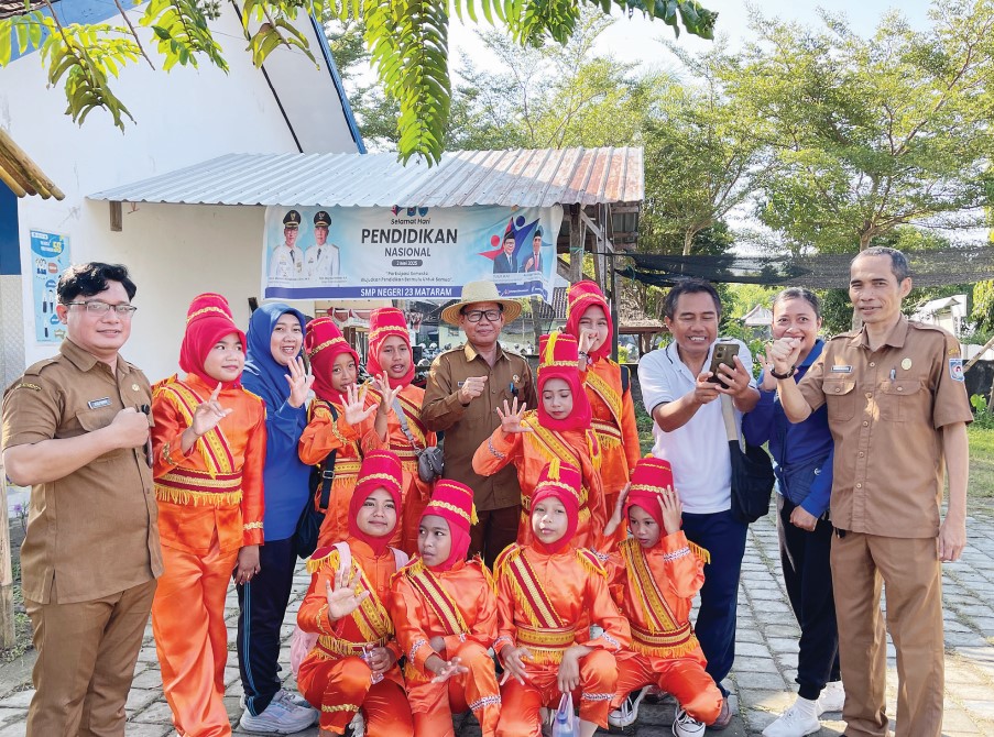 LESTARIKAN BUDAYA: Sekelompok siswa SDN 5 Ampenan berpose bersama Kepala Dinas Pendidikan Kota Mataram Yusuf, guru, dan pendamping usai tampil dalam sebuah acara.