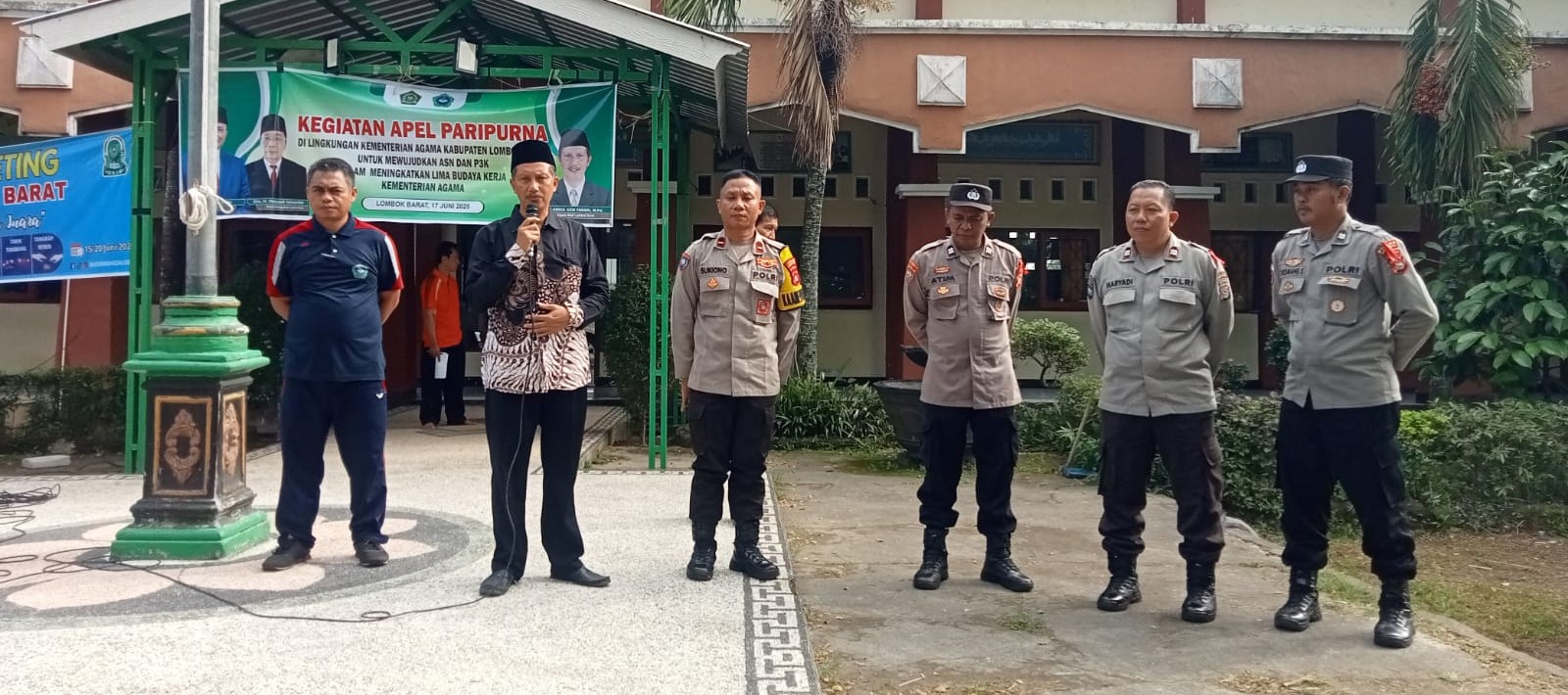 Kepala MAN Lobar H Abdul Azis Faradi (pegang mik) pada sosialisasi pencegahan aksi premanisme dan kenakalan remaja untuk memberikan edukasi hukum dan bahaya penyimpangan sosial diadakan Polres Lobar,