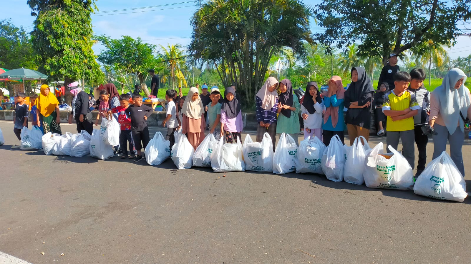 SADAR SAMPAH: Sejumlah anak-anak diajarkan gerakan sadar sampah dengan membuang sampah pada tempatnya pada acara CFN dan Fun Walk, akhir pekan lalu.