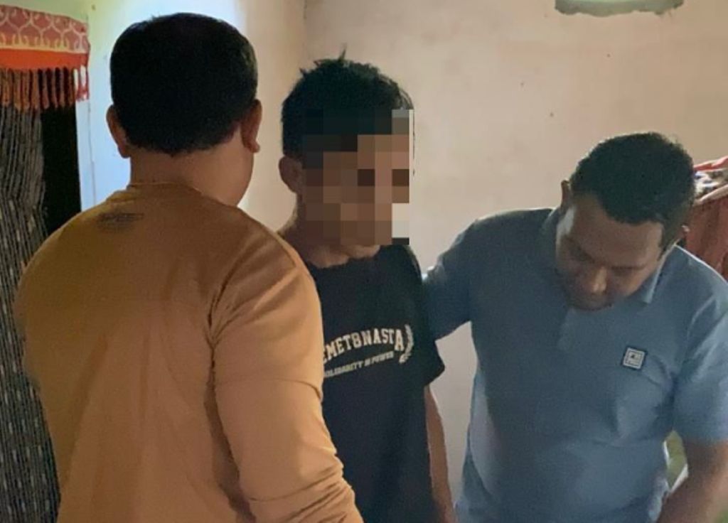 KETAHUAN MENCURI: Pria berinisial Y ditangkap polisi usai ketahuan mencuri ayam di rumahnya, Pagesangan, Mataram, Rabu (18/6).&nbsp;