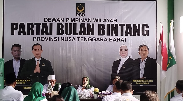 SIAP MELANGKAH: Ketua DPW PBB NTB Nadirah Al Habsyi memimpin rapat konsultasi dan konsolidasi pengurus di Mataram, Rabu (18/6) lalu.