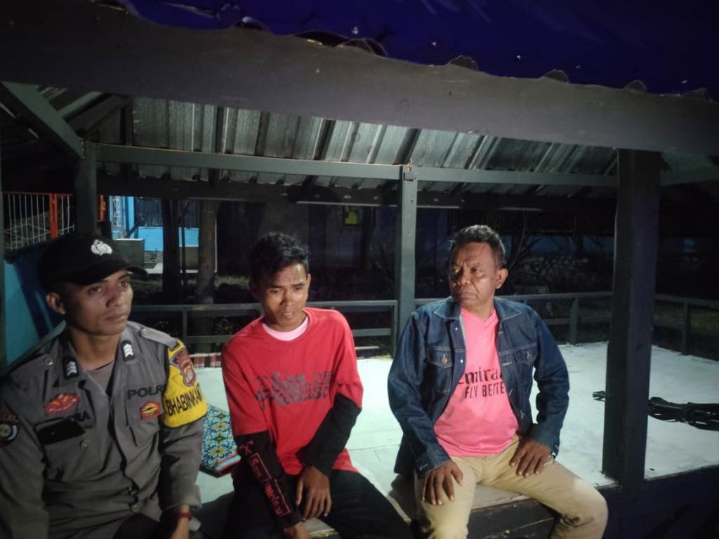 DITANGKAP: Pria yang diduga menghina Gubernur NTB Lalu Muhammad Iqbal diringkus polisi di rumahnya, Ambalawi, Kabupaten Bima.&nbsp;