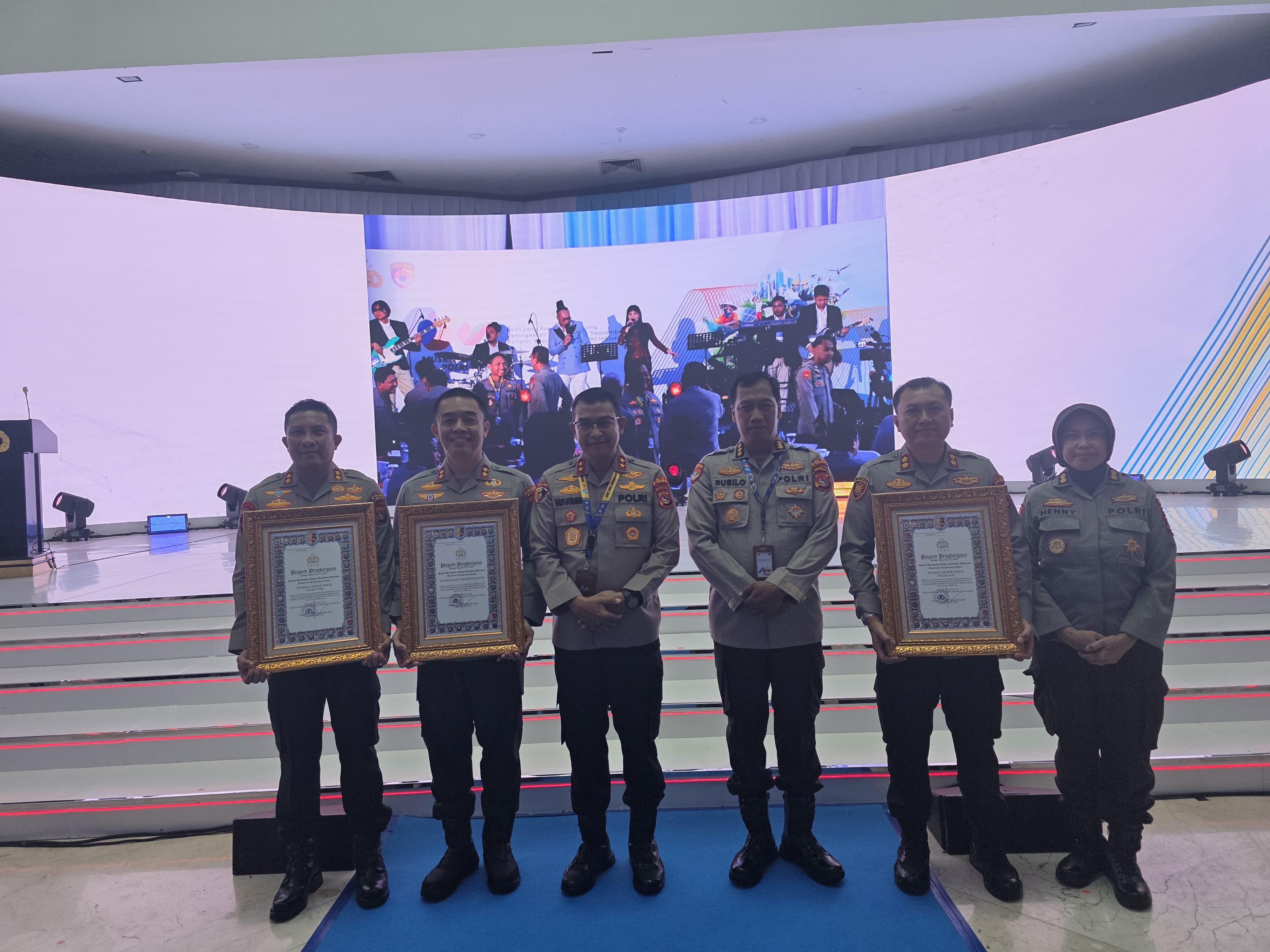 Kapolresta Mataram AKBP Hendro Purwoko (dua dari kiri) pose bersama Kapolda NTB Irjen Pol Hadi Gunawan (tiga dari kiri) usai menerima piagam penghargaan pelayanan publik, Kamis (19/6).