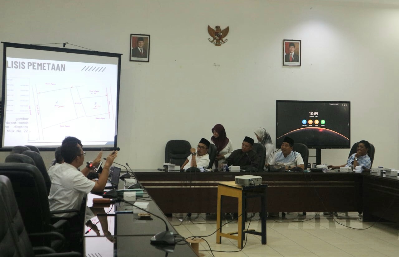RAPAT KOORDINASI: DPRD Lombok Barat mengundang pihak dari Dinas PUPR Lobar dan BPN Lobar membahas terkait persoalan sempadan pantai di Desa Meninting, Rabu (18/6). &nbsp;