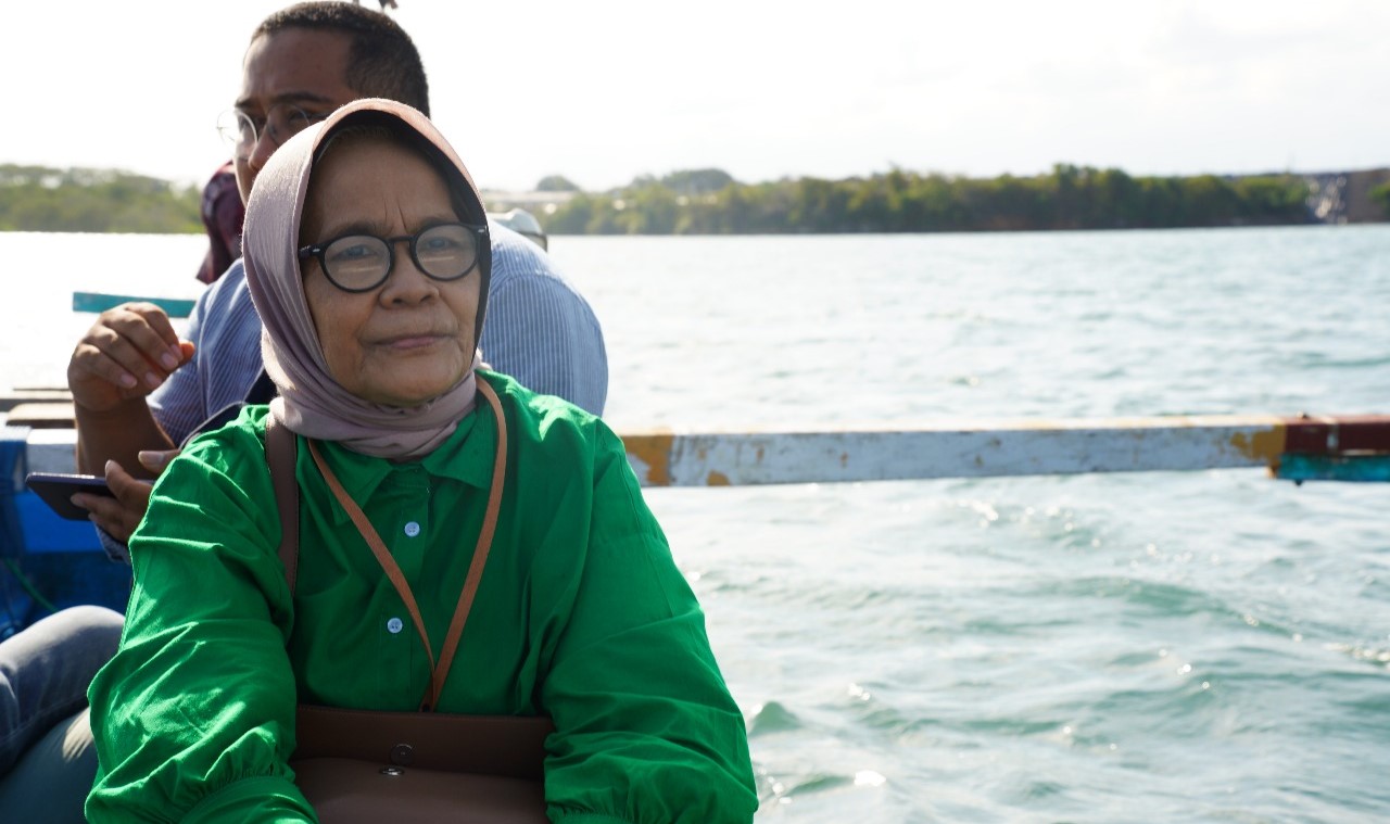 Wakil Rektor Bidang Akademik Unram Prof. Dr. Sitti Hilyana saat melihat kondisi Marine Research Center di Teluk Jor, Lombok Timur, Rabu lalu (18/6).