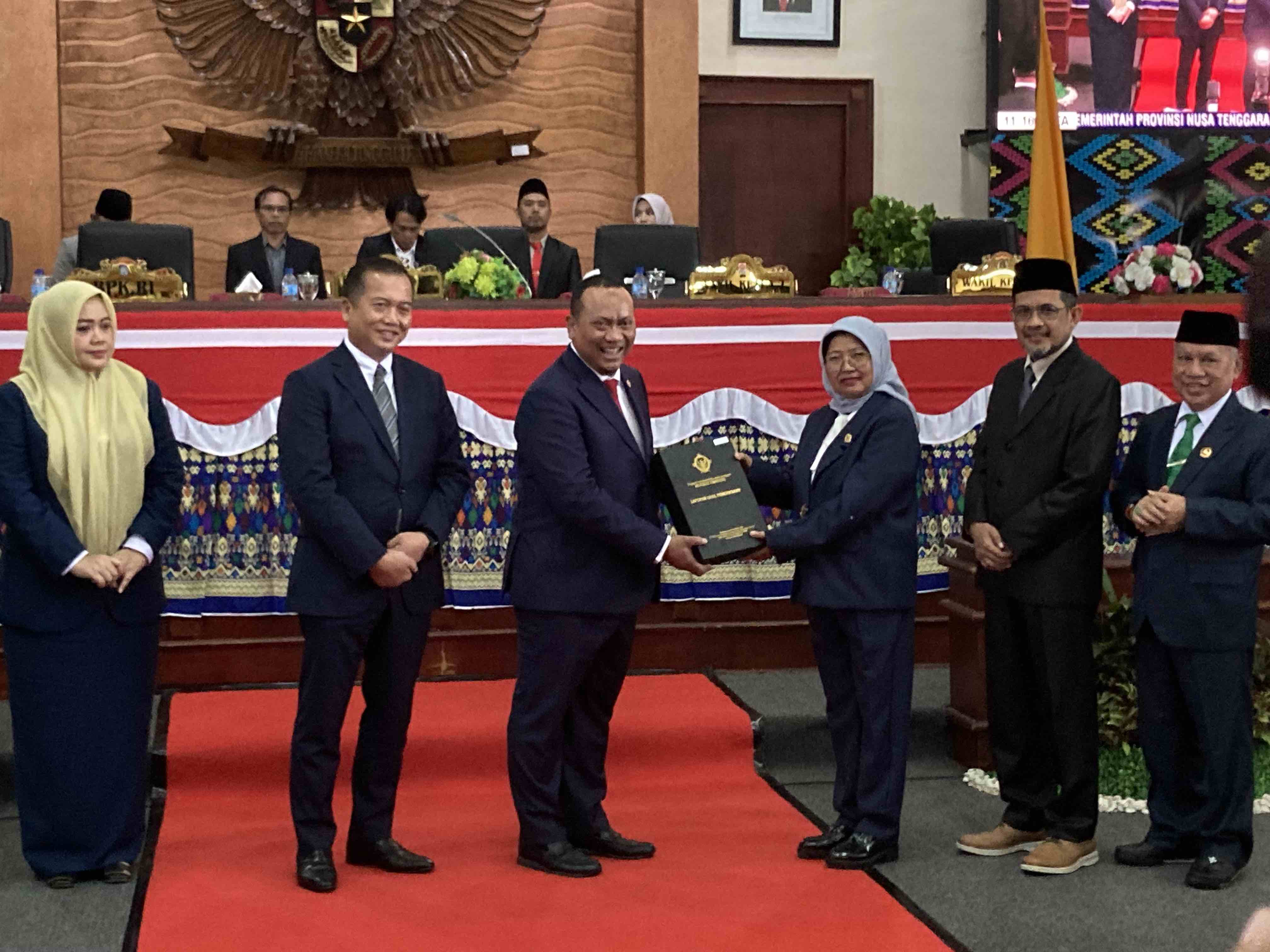 WTP ke-14: Ketua I BPK RI Nyoman Adhi Suryadnyana (tiga dari kiri) menyerahkan cenderamata pada Ketua DPRD NTB Baiq Isvie Rupaeda di Kantor DPRD NTB, Kamis (19/6).