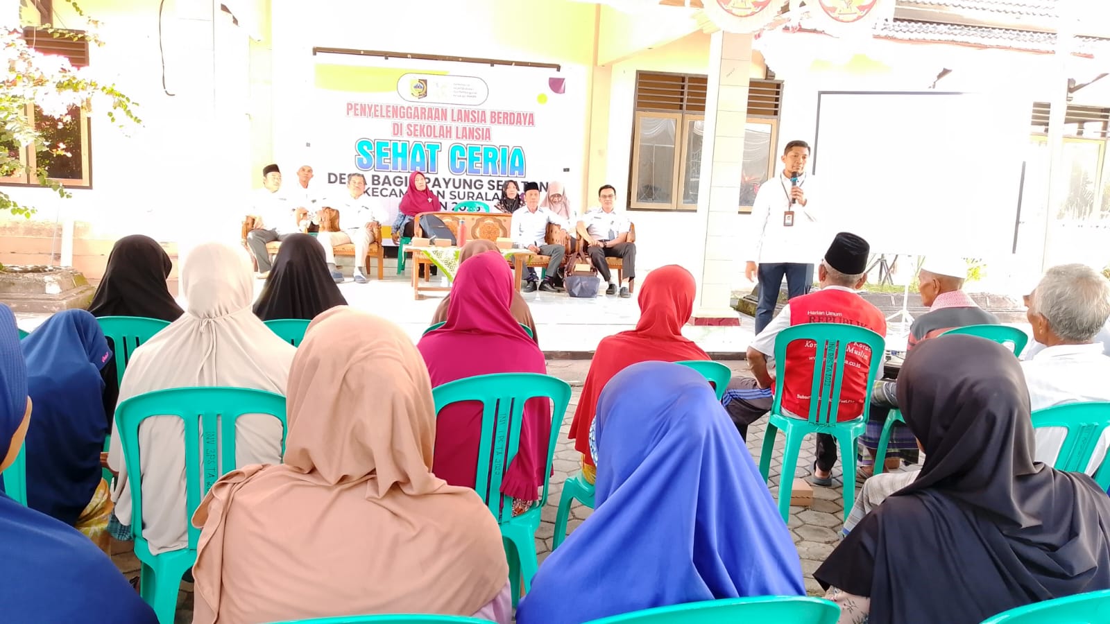 Sekolah lansia ceria Desa Bagik Payung Selatan, Kecamatan Suralaga, kamis (19/6). (Supardi/Lombok post)