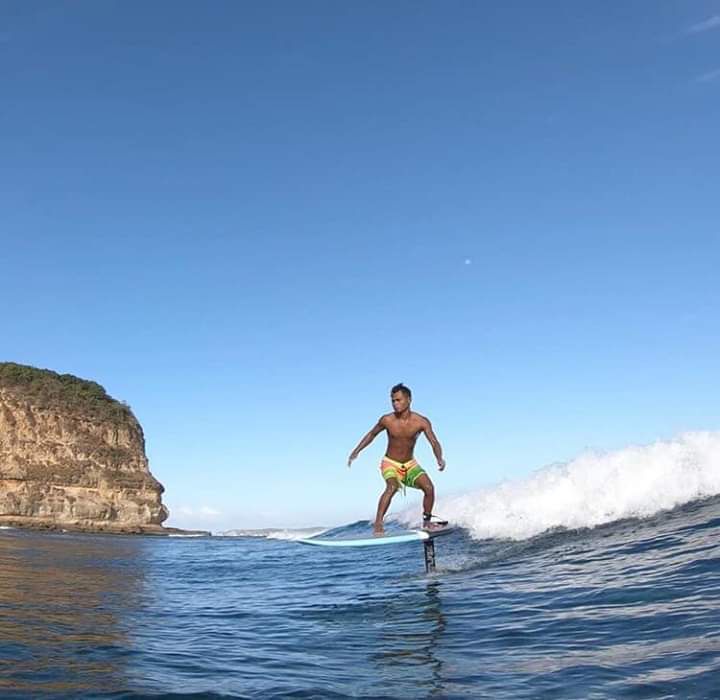 Wisatawan menikmati gulungan ombak untuk berselancar di perairan Teluk Ekas, Lombok Timur.