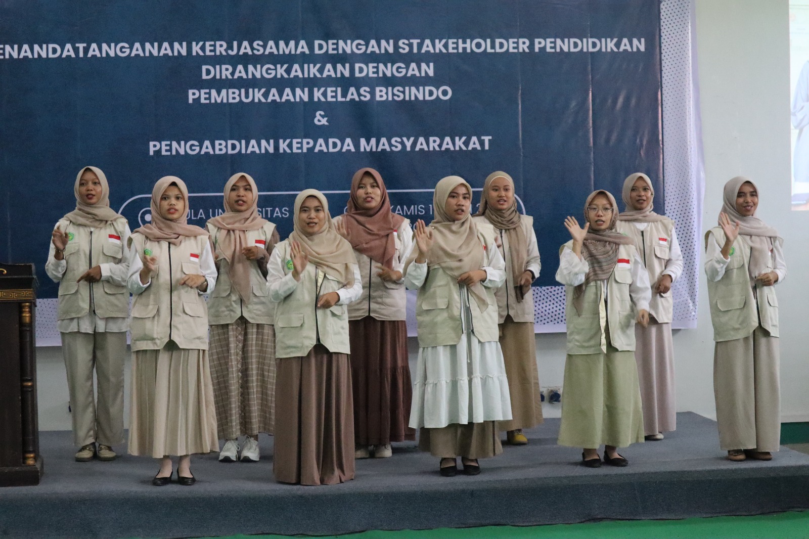 Suasana kegiatan penandatanganan perjanjian kerja sama Universitas Hamzanwadi dengan sejumlah stakeholder pendidikan.