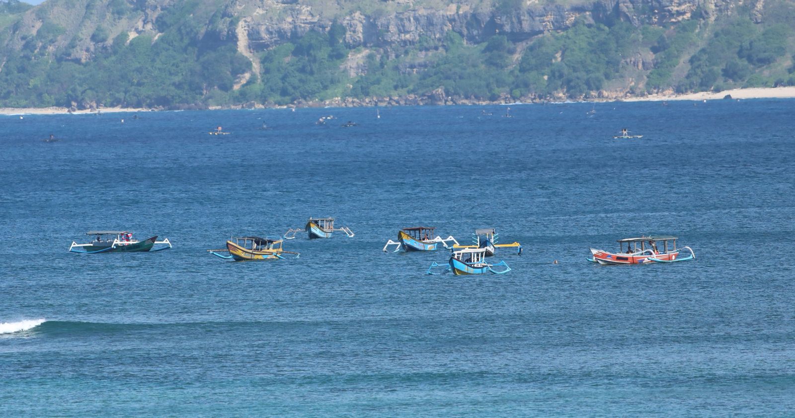 Perahu nelayan sedang berlayar di perairan yang tenang di Teluk Ekas, Lombok Timur.