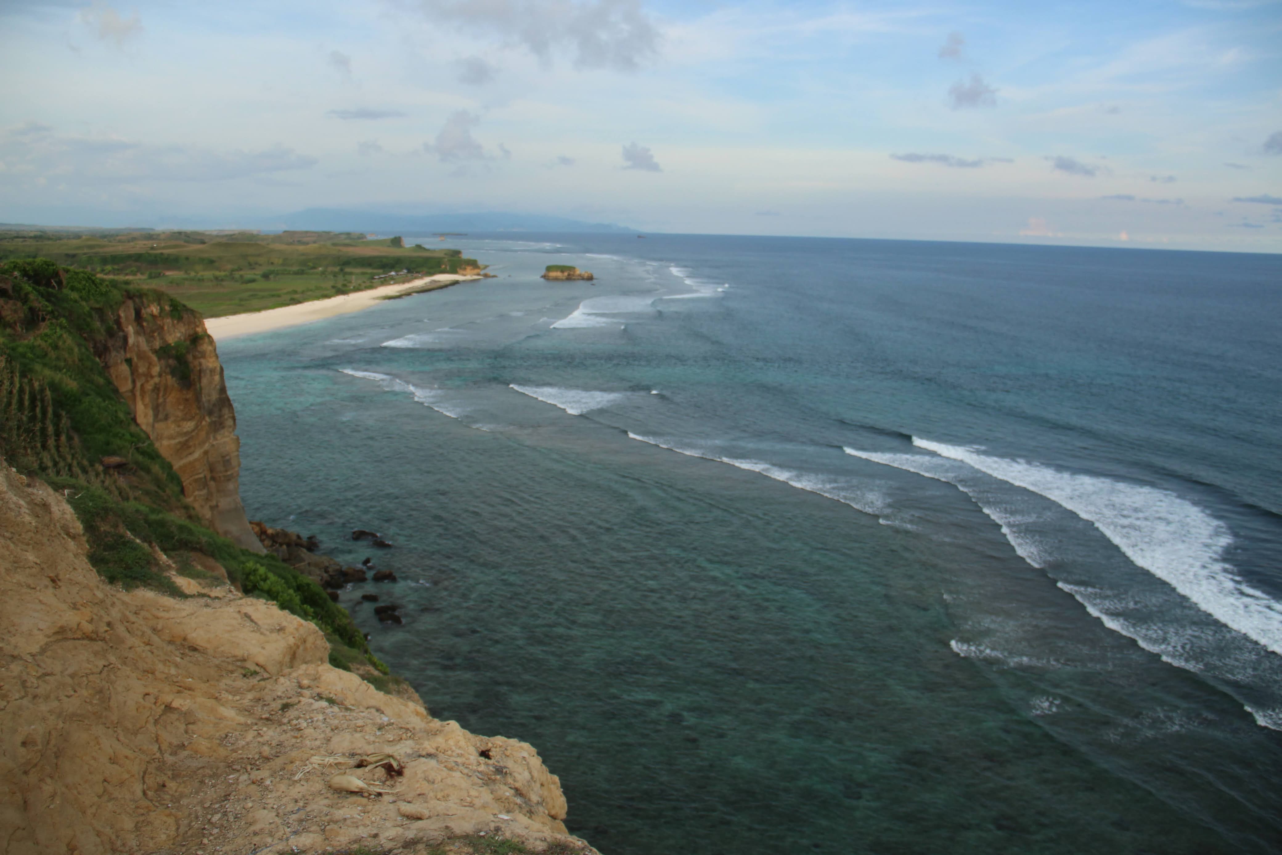 Pantai Teluk Ekas di Lombok Timur ketika dilihat dari perbukitan.