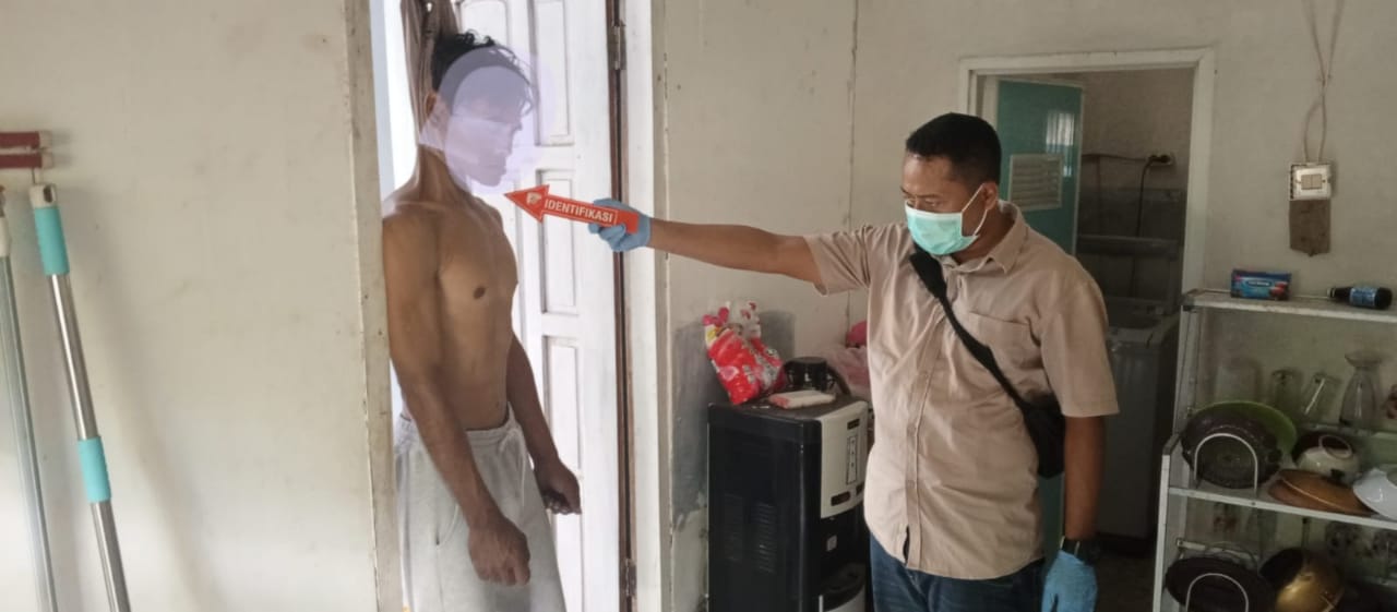 TAK BERNYAWA: Petugas melakukan identifikasi terhadap korban bunuh diri di Kecamatan Kayangan