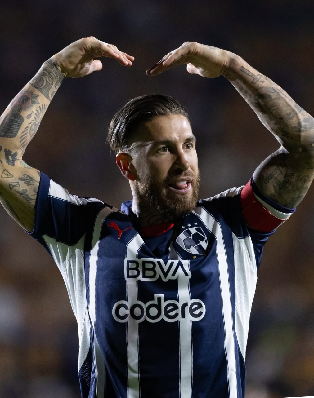 Sergio Ramos, dikabarkan siap berlabuh ke AC Milan.