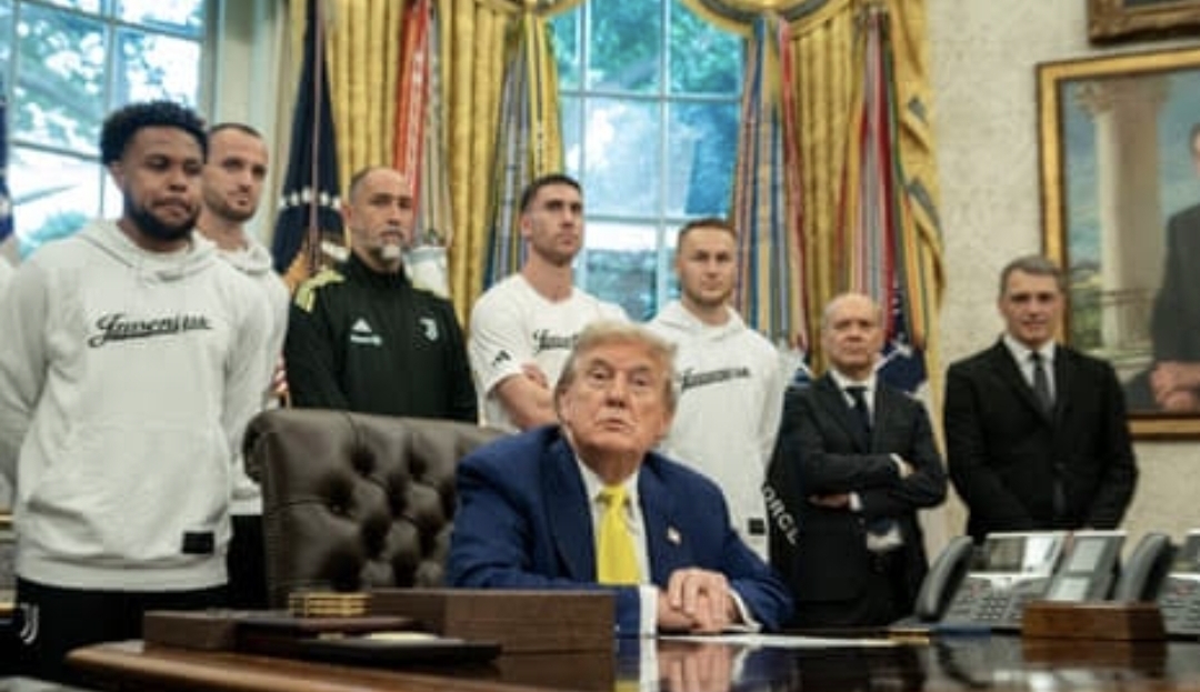 Dalam kunjungan resmi ke Gedung Putih, Presiden AS Donald Trump justru menanyakan isu sensitif kepada para pemain Juventus terkait atlet transgender dan travel ban. (istimewa)