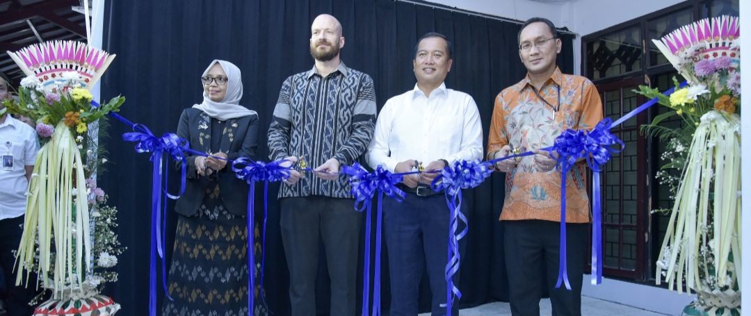 Gubernur NTB Lalu Muhamad Iqbal (dua dari kanan) didampingi Kepala BP3MI NTB Noerman Adhiguna (kanan) menggunting pita peresmian pusat informasi terpadu migrasi di Kantor BP3MI NTB, Kamis (19/6).