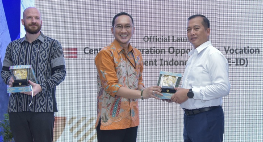 LINDUNGI PMI: Kepala BP3MI Noerman Adhiguna menyerahkan cinderamata ke Gubernur NTB Lalu Muhamad Iqbal saat peluncuran pusat informasi untuk pekerja migran, Kamis (19/6).
