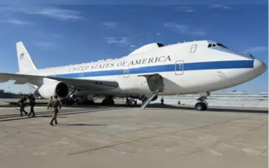Pesawat Kiamat E-4B Nightwatch didesain dari Boeing 747-200, dengan teknologi tingkat tinggi untuk mendukung kendali militer global. (istimewa)