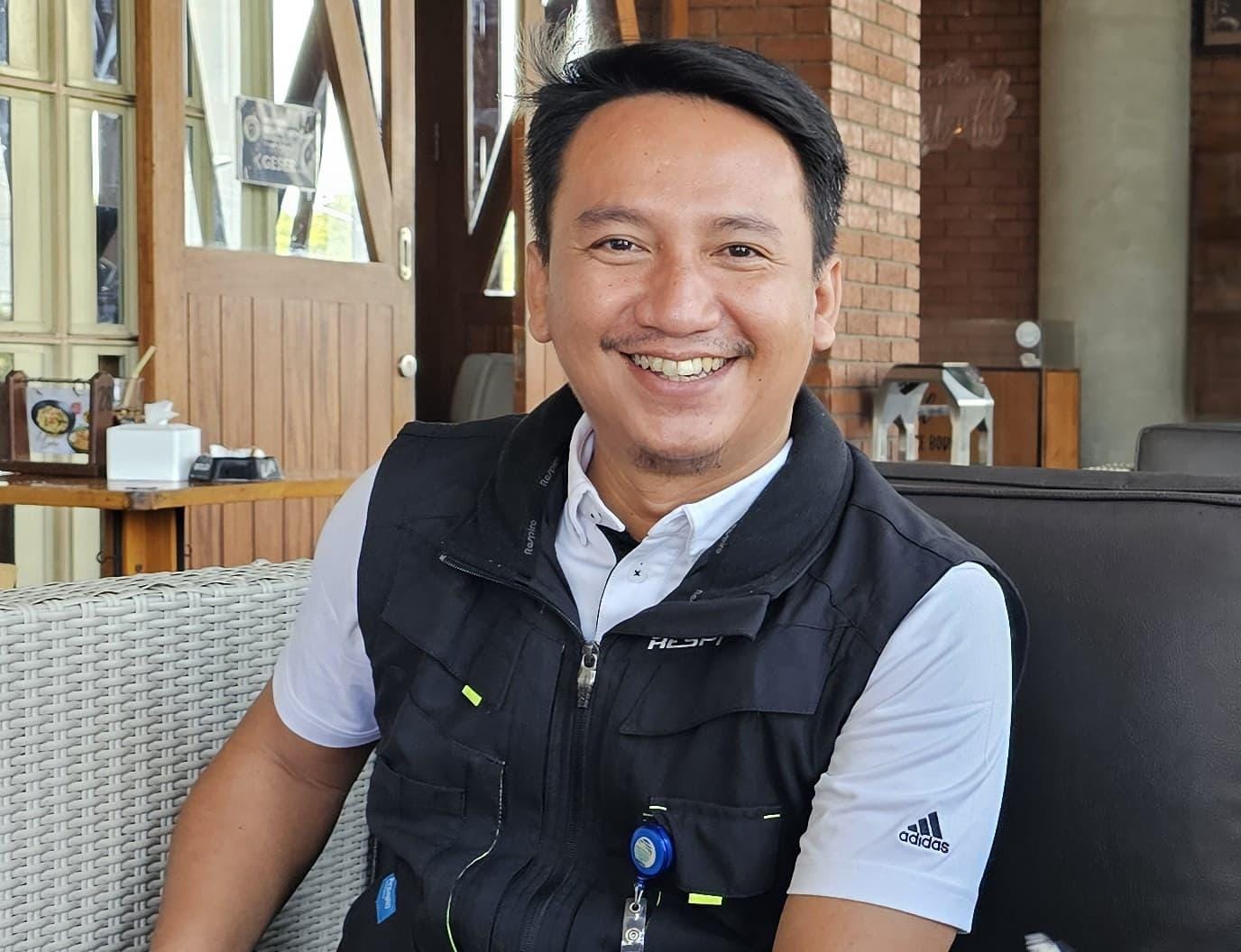 Kepala BMKG ZAM Praya Lombok Satria Topan Primadi Jelaskan Kondisi Dampak Erupsi Gunung Lewotobi Laki-laki di Bandara se-NTB.