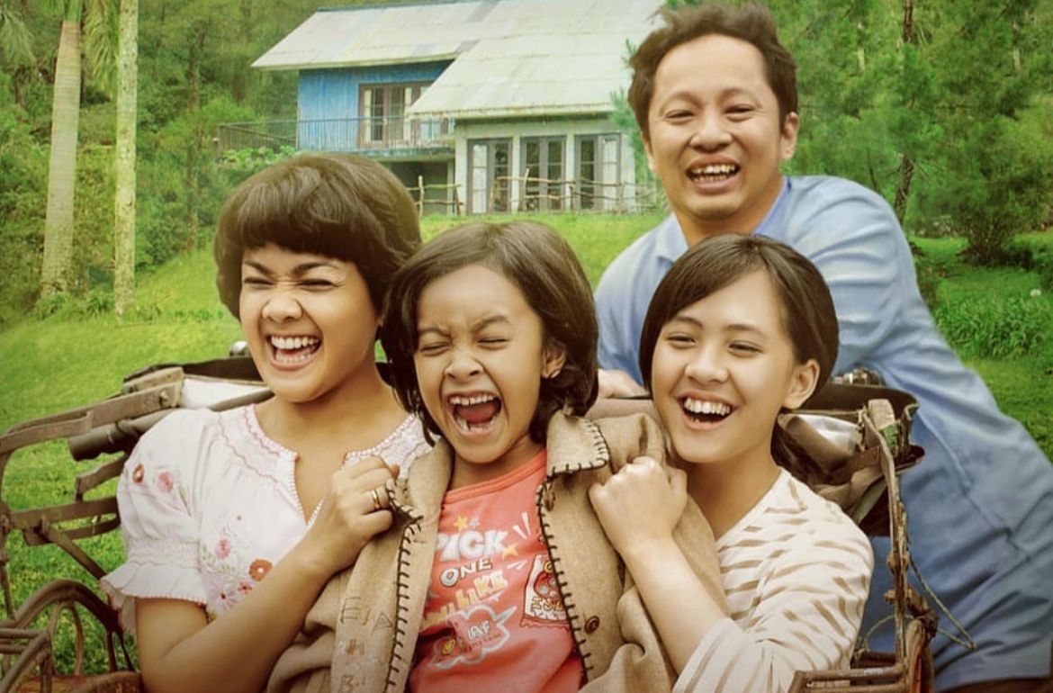 Film Indonesia dengan alur ringan dan menghangatkan hati, cocok ditonton bareng keluarga di akhir pekan.