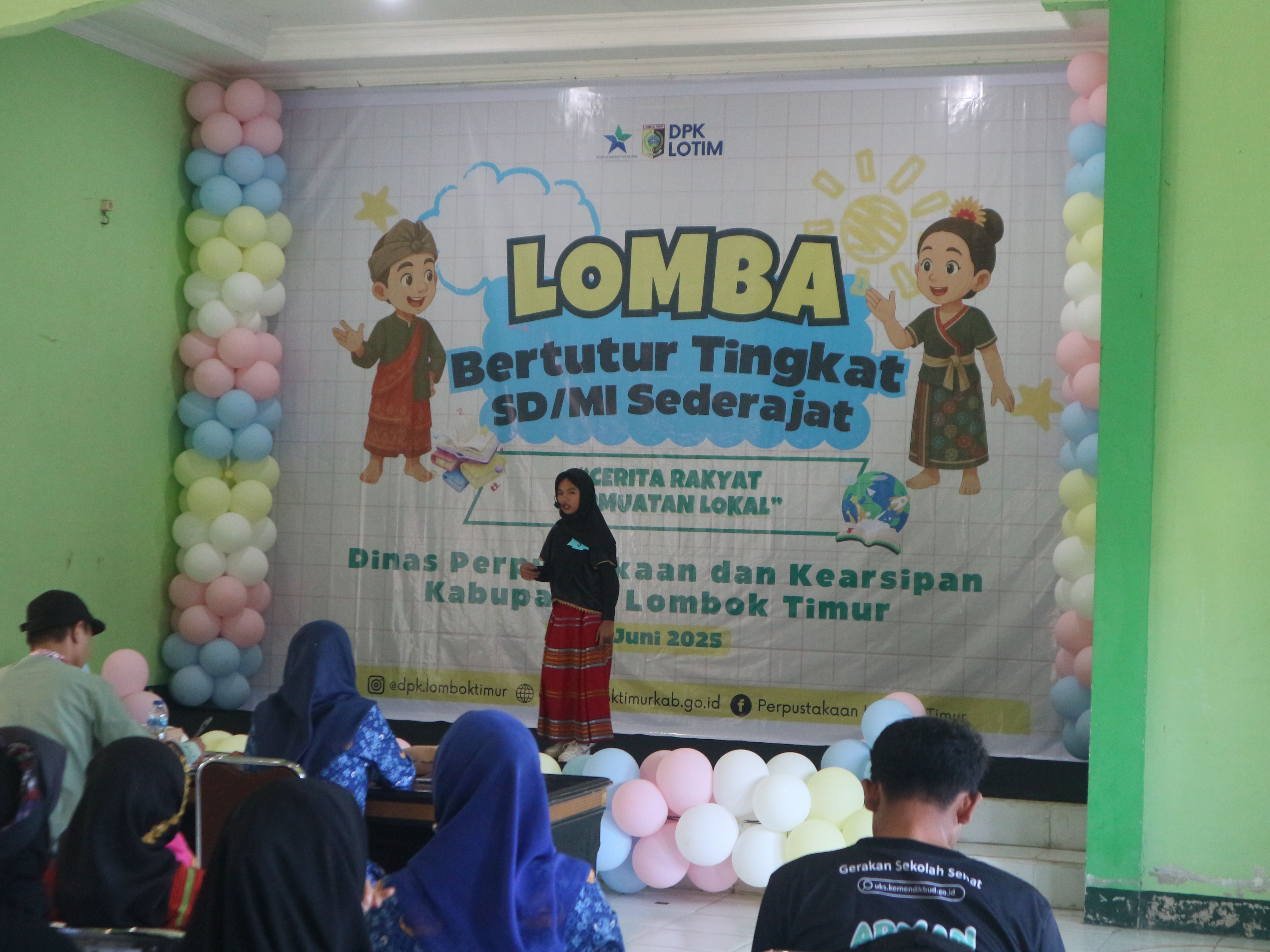 Salah seorang siswa SDN di Lombok Timur saat mengikuti lomba Bertutur cerita rakyat, di Perpustakaan Daerah Lotim. Rabu (18/6).