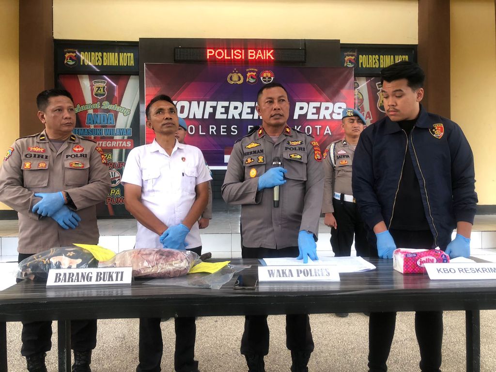 UNGKAP MOTIF PEMBUNUHAN: Wakapolres Bima Kota Kompol Herman (dua kanan) menyampaikan proses penangkapan pelaku pembunuhan terhadap Sandi M. Safi&rsquo;i, Rabu (18/6).&nbsp;