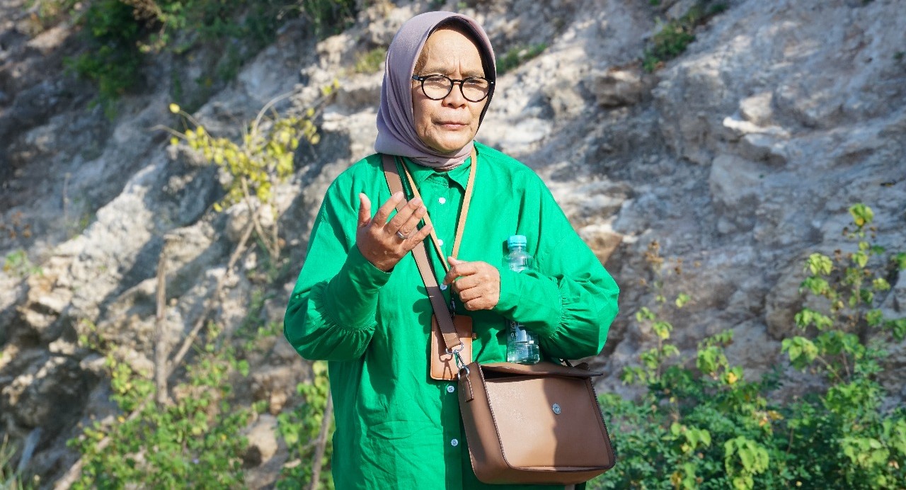 Wakil Rektor Bidang Akademik Unram Prof. Dr. Sitti Hilyana Bangun Ekonomi Pesisir dan Akses Pendidikan Anak Miskin di Teluk Jor, Lombok Timur.