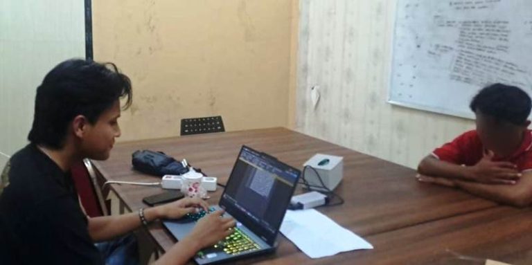 Penyidik Satreskrim Polres Sumbawa memeriksa tersangka RA di Polres Sumbawa, Selasa (18/6).