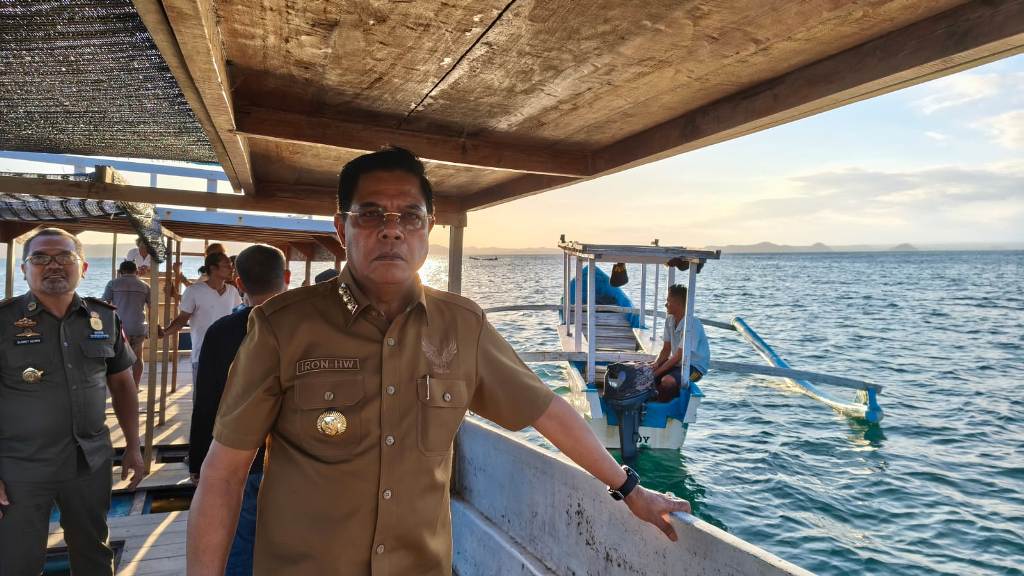 SIDAK: Bupati Lotim H Haerul Warisin saat melakukan sidak di teluk Ekas, Selasa (17/6)
