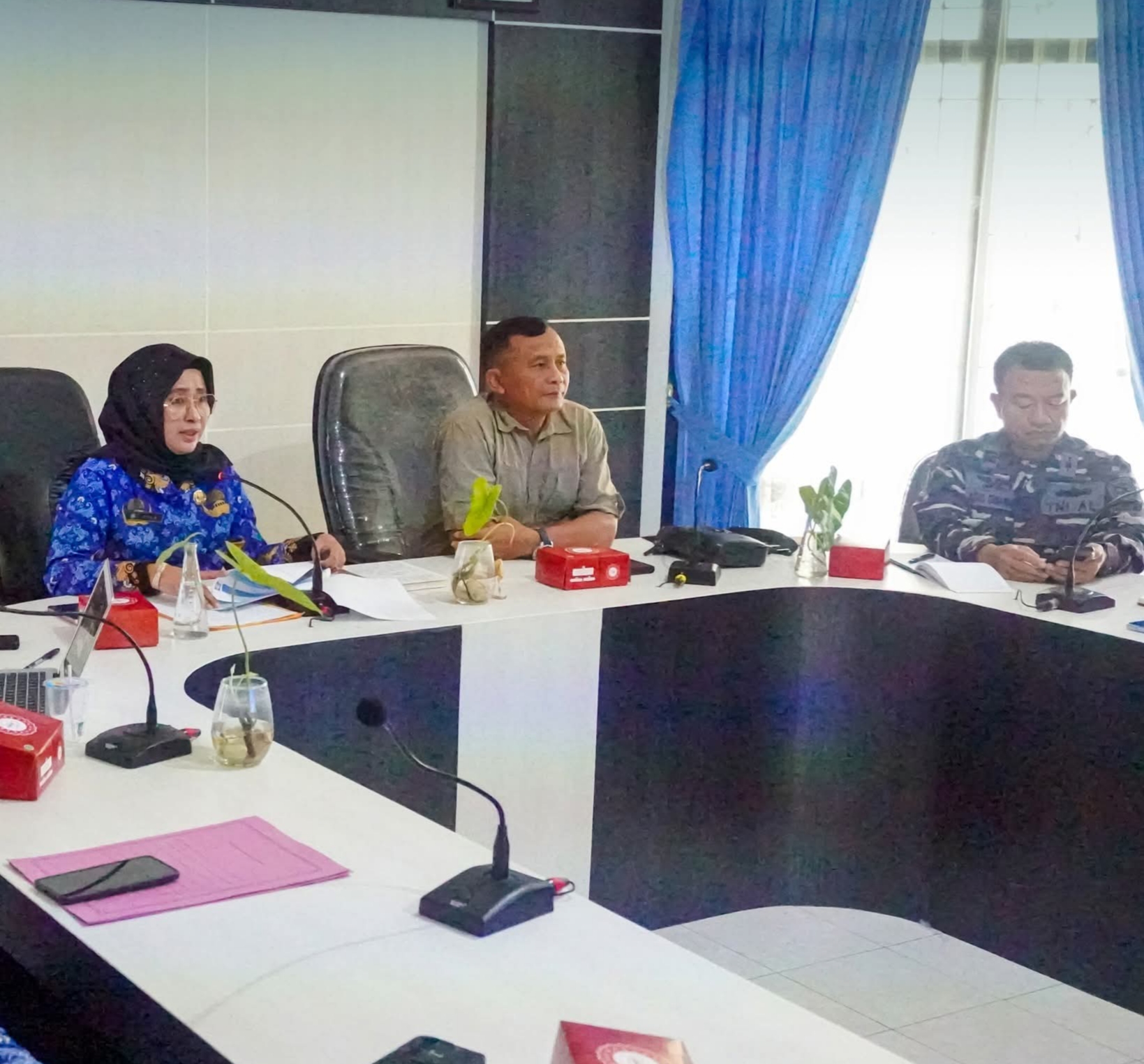 Plh Kepala Dislutkan Hikmah Aslinasari memimpin rapat koordinasi dan ekspose penangkapan BBL ilegal secara daring melalui zoom, Rabu (18/6).