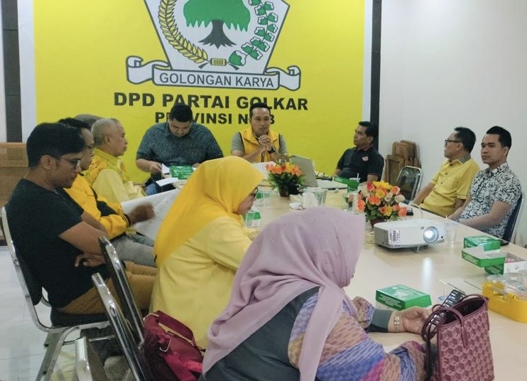 RAPAT PERSIAPAN: Penyelenggara Musda XI DPD partai Golkar NTB saat menggelar rapat persiapan beberapa waktu lalu.