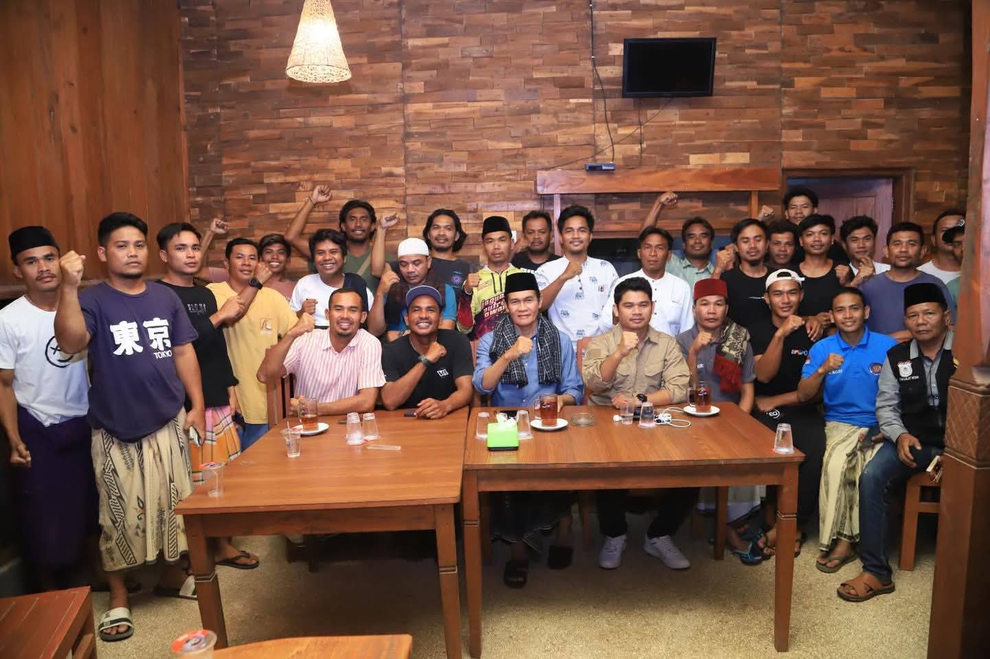 KEPALA DINGIN: Wakil Bupati Loteng HM Nursiah menemui sejumlah pelaku wisata asal Loteng membahas persoalan Ekas Lotim di Desa Persiapan Awang, Pujut, Loteng, Rabu (18/6) lalu.