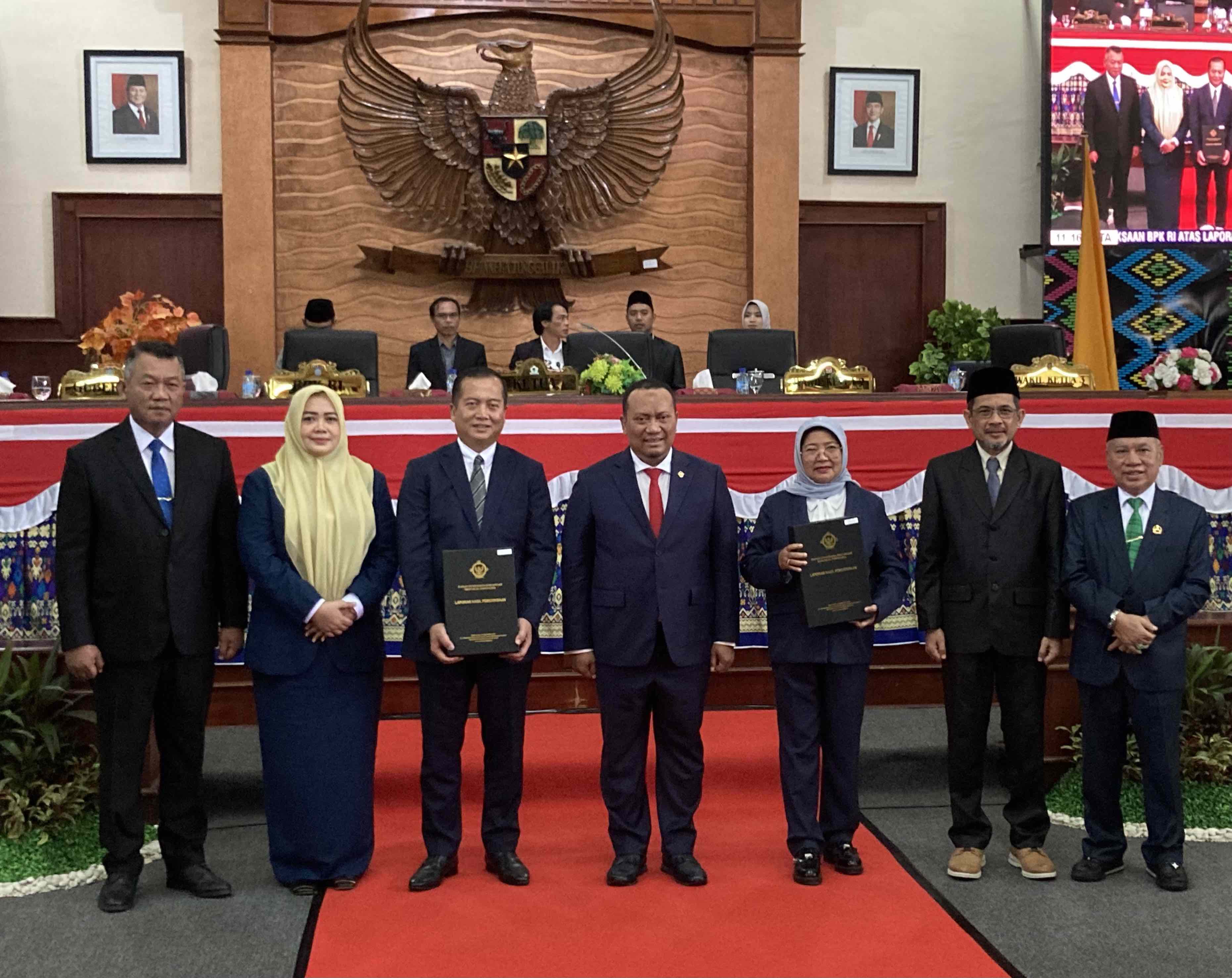 WTP: Pimpinan DPRD NTB dan Pemprov NTB berfoto bersama Ketua I Badan Pemeriksa Keuangan (BPK) RI Nyoman Adhi Suryadnyana (tengah), di Kantor DPRD NTB, Kamis (19/6).