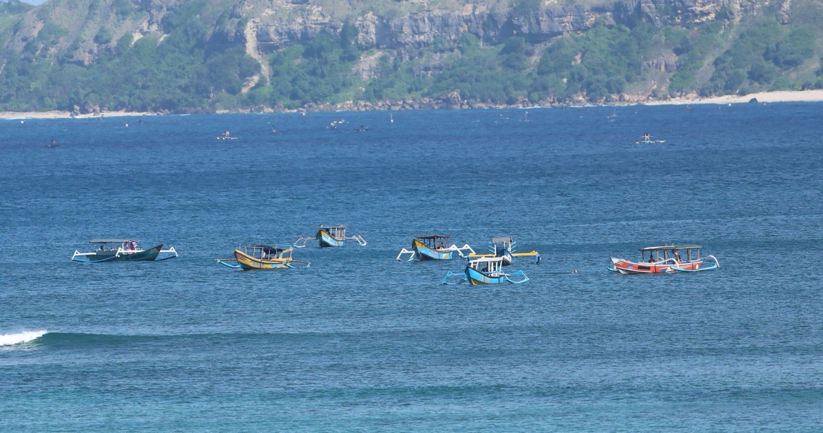 JADI POLEMIK: Sejumlah perahu terlihat di laut teluk ekas, pantai Ekas, Kecamatan Jerowaru, Kabupaten Lombok Timur beberapa waktu lalu.