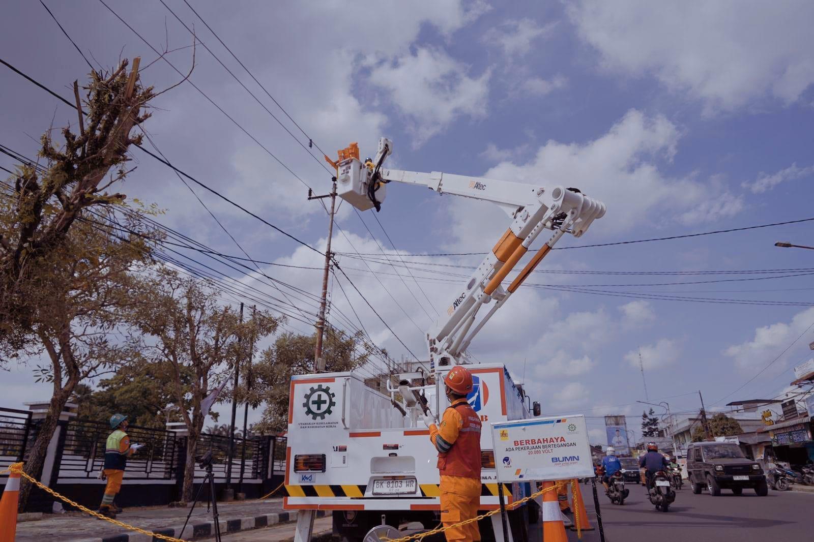 Petugas PLN melakukan pemeliharaan jaringan dalam kondisi bertegangan untuk memastikan keandalan pasokan listrik.