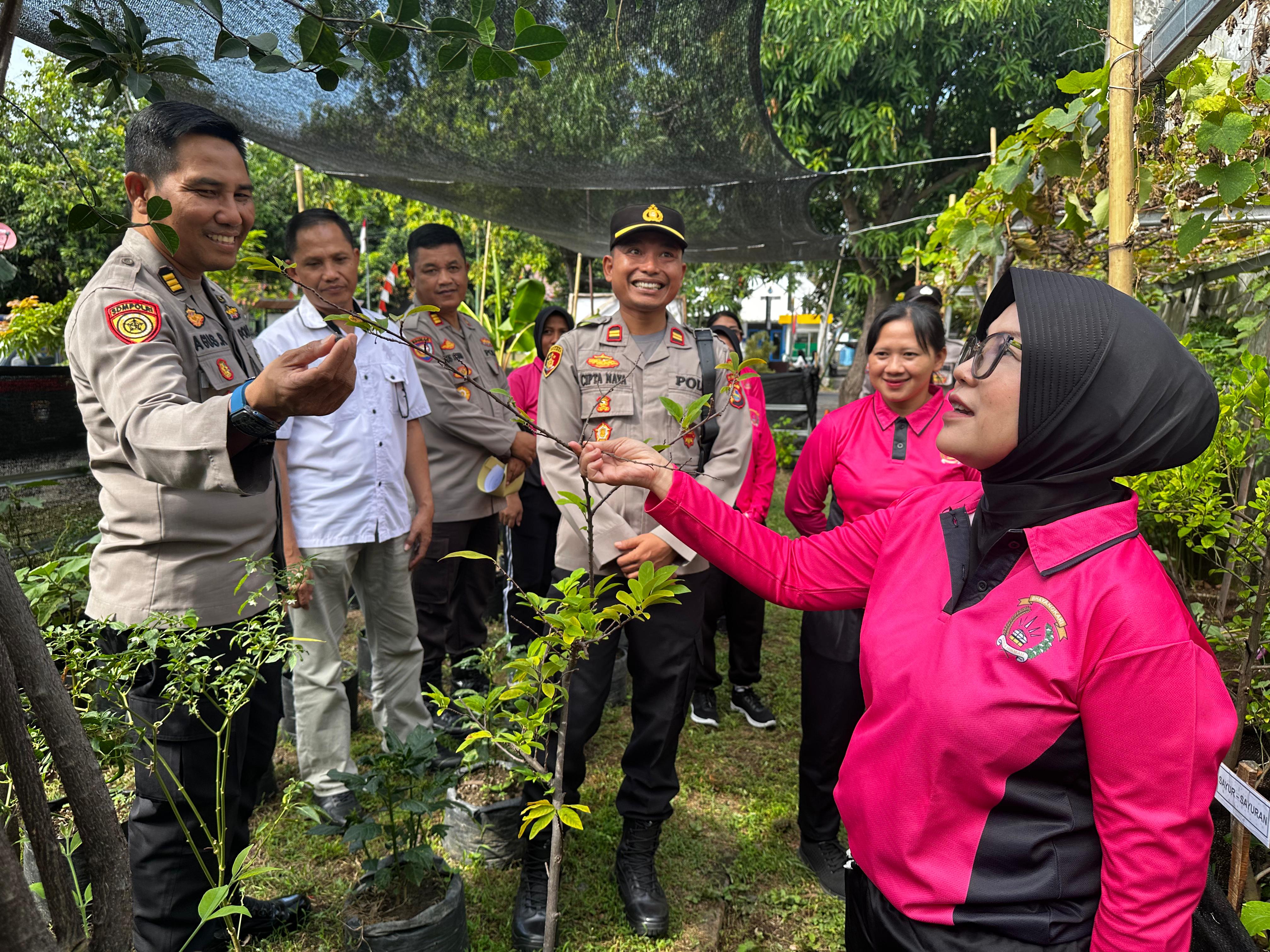 Tim Polres Lombok Utara bersama Bhayangkari saat melakukan penilaian lomba P2L, Kamis (19/6).