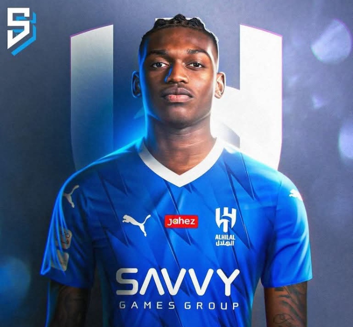 Pemain AC Milan Rafael Leao dengan  gambaran kostum klub kaya Arab Saudi yang sempat dirumorkan memintanya.