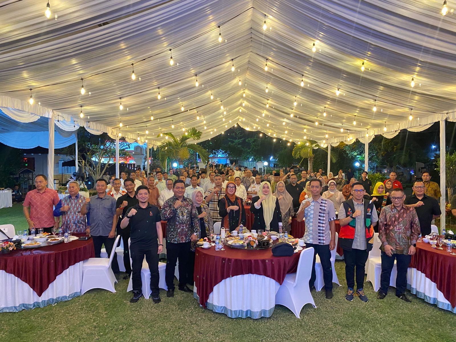 Wakil Gubernur (Wagub) NTB Indah Dhamayanti Putri  bersama panitia pelaksana FORNAS VIII dan KORMI NTB usai rapat koordinasi.
