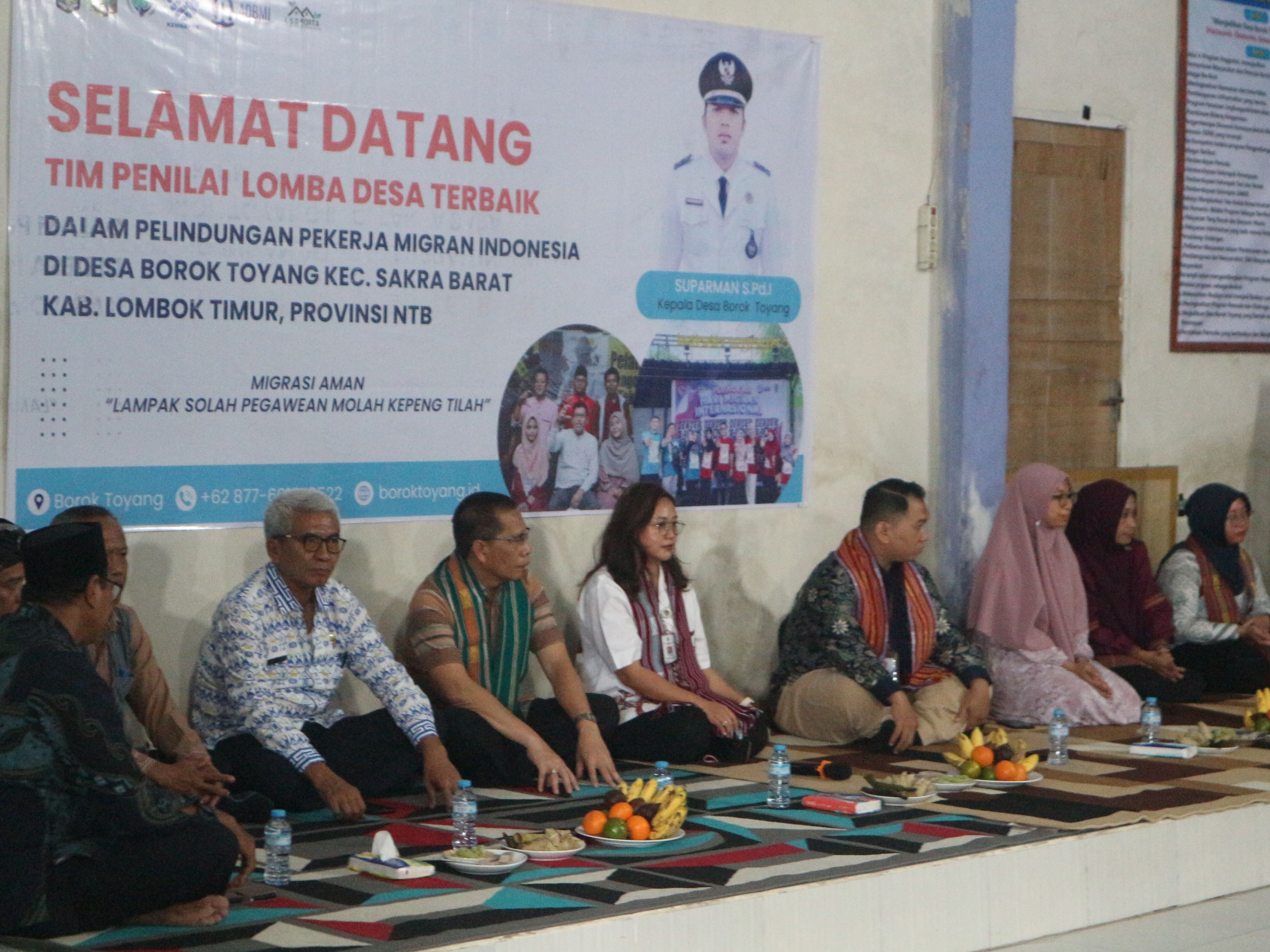 Wakil Bupati H Moh Edwin (enam dari kanan) saat mendampingi tim penilai lomba desa terbaik pelindungan PMI di Desa Borok Toyang, Kecamatan Sakra Barat, Kamis (19/6). (Supardi/Lombok post)