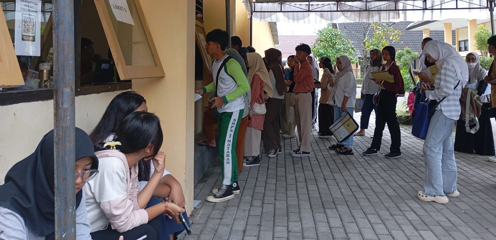 Calon siswa antri mendaftar di loket SPMB jalur prestasi SMAN 3 Mataram, Jumat (20/6).