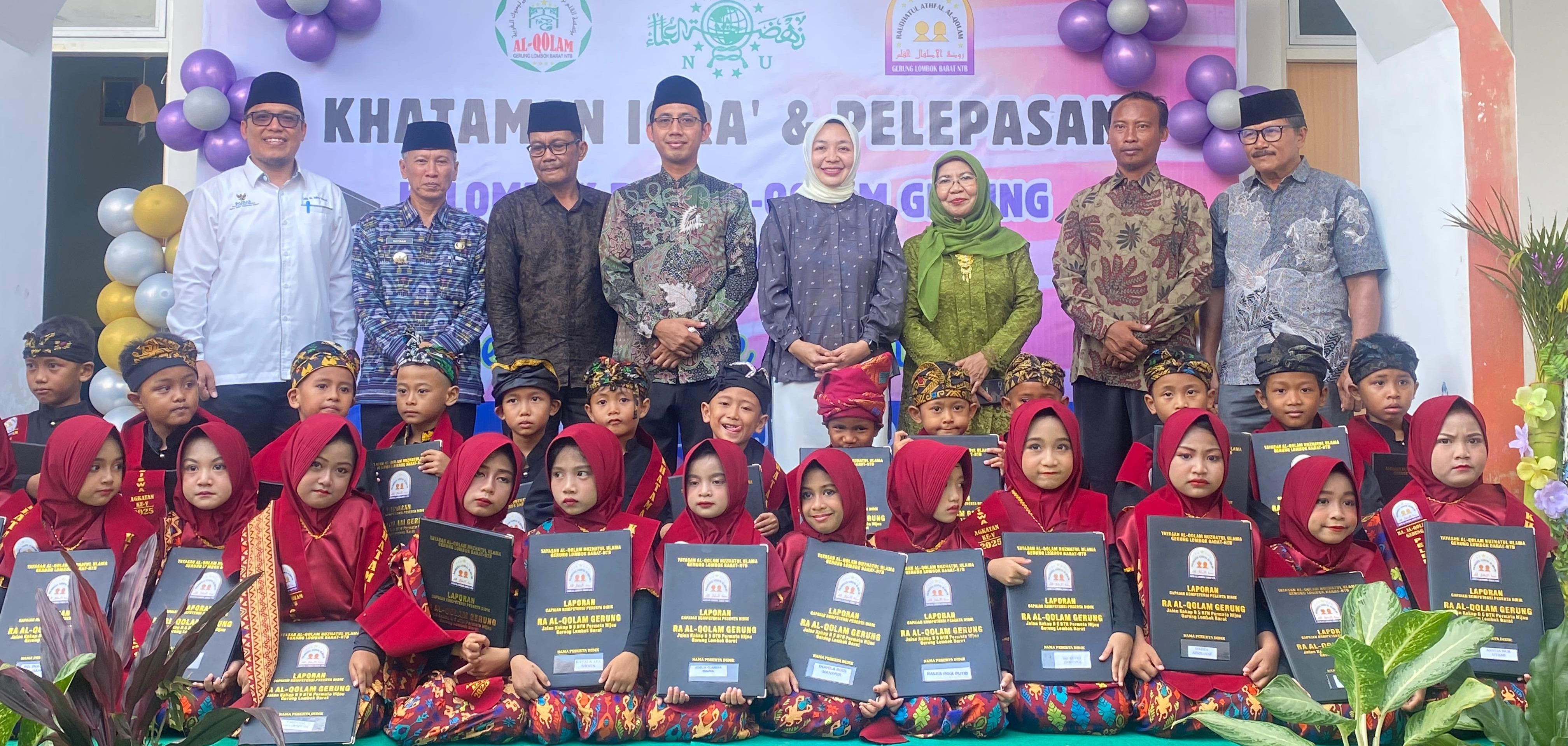 Pembina Yayasan Al-Qolam Nuzhatul Ulama Gerung, Lalu Mufti Sadri (empat dari kiri) bersama tamu undangan dan siswa pada Khataman Iqra&rsquo; dan Pelepasan Siswa Kelompok B angkatan ke-V, Kamis lalu (19/6).