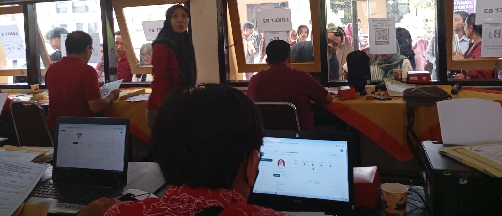 Para calon siswa didampingi orang tuanya mendaftar jalur prestasi di di loket pendaftaran SMAN 3 Mataram, Jumat (20/6).