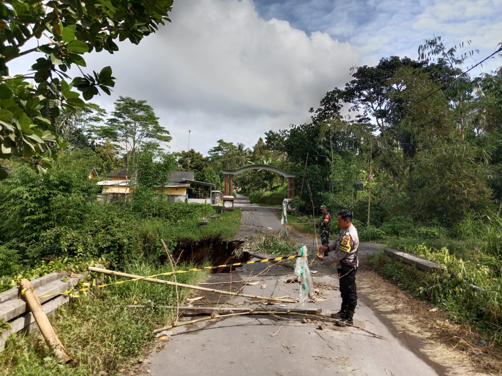 Babinsa dan Bhabinkamtibmas pantau kondisi jalan rusak di Dusun Bare Eleh, Desa Aik Bual, Kopang, Lombok Tengah, Sabtu (21/6).