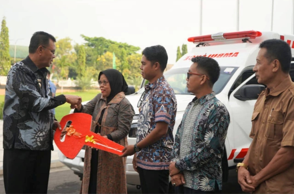 SERAHKAN AMBULANS: Bupati Sumbawa Syarafuddin Jarot menyerahkan bantuan ambulans kepada UPT Puskesmas Kecamatan Ropang dan Kecamatan Orong Telu, Jumat (20/6).