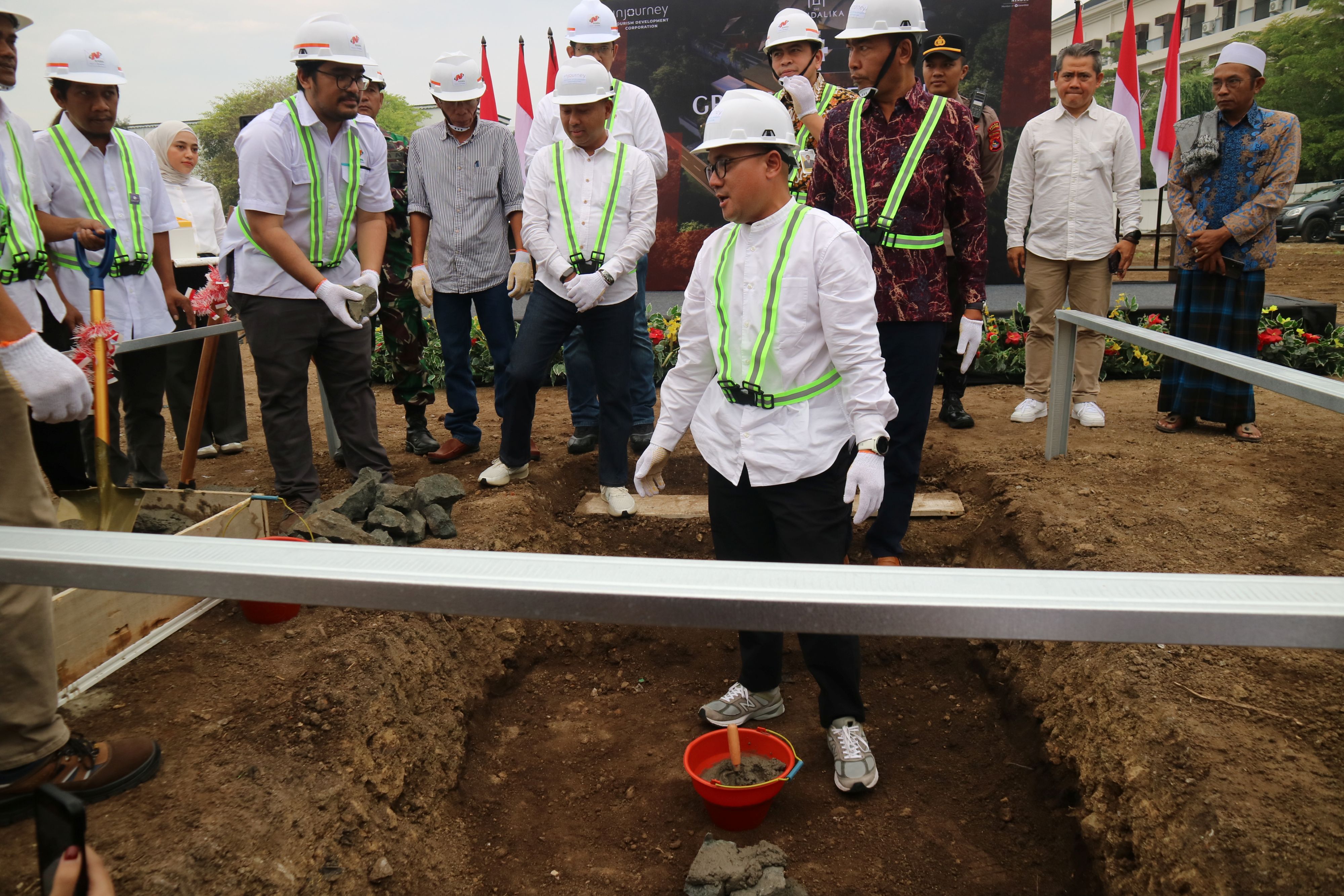 Direktur Utama ITDC Ari Respati melakukan peletakan batu pertama pembangunan hotel dan fasilitas olahraga Bale Seccha dan Seccha Club di KEK Mandalika, Kuta, Pujut, Loteng, Jumat (20/6).